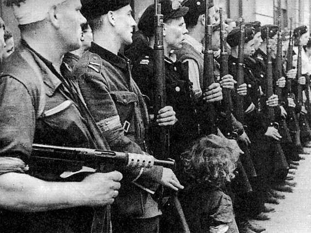 Powstańcy podczas pogrzebu jednego z żołnierzy, początek sierpnia 1944 r.
