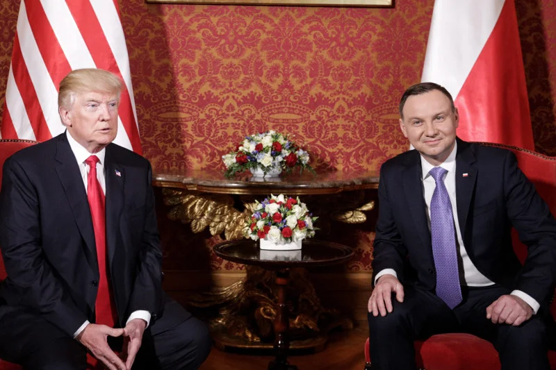 Artykuł autorstwa dziennikarzy Onetu wspomina o zakazie dwustronnego kontaktu na najwyższym szczeblu między USA i Polską.