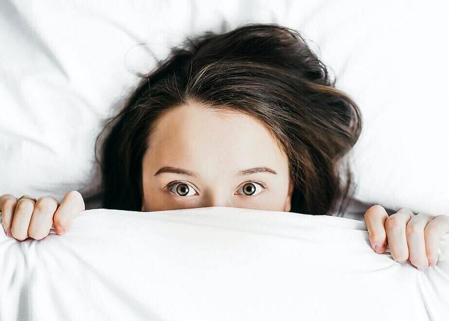 COVID a sen: długość snu a ryzyko infekcji. Czym jest koronasomia?[BADANIA]