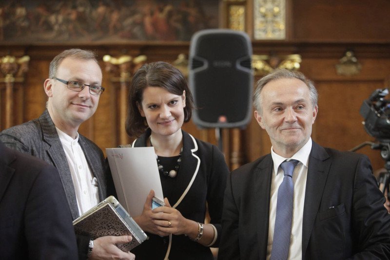 Michał Guć (po lewej) obok wiceprezydent Katarzyny Gruszeckiej-Spychały i prezydenta Gdyni Wojciecha Szczurka.