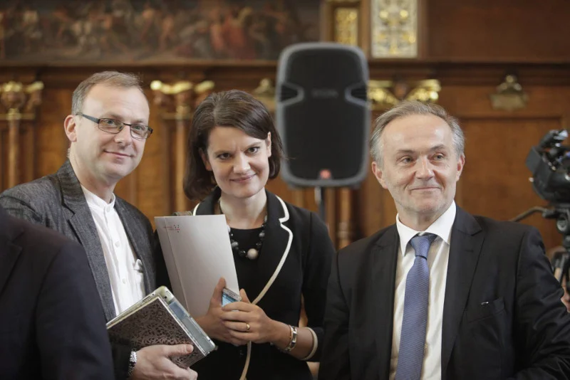 Michał Guć (po lewej) obok wiceprezydent Katarzyny Gruszeckiej-Spychały i prezydenta Gdyni Wojciecha Szczurka.