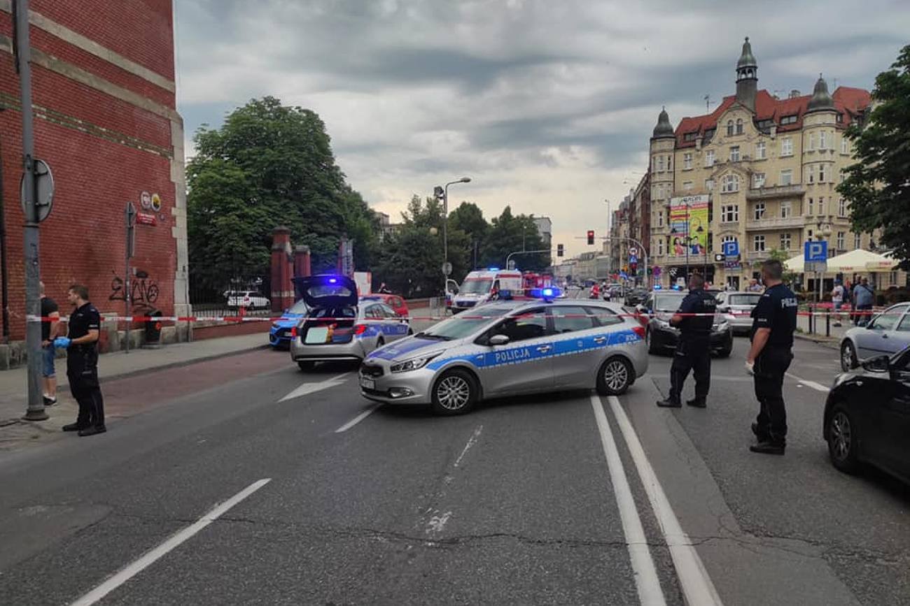 Policja na miejscu zbrodni, gdzie kierowca ZTM Katowice zabił autobusem linii 910 19-letnią kobietę