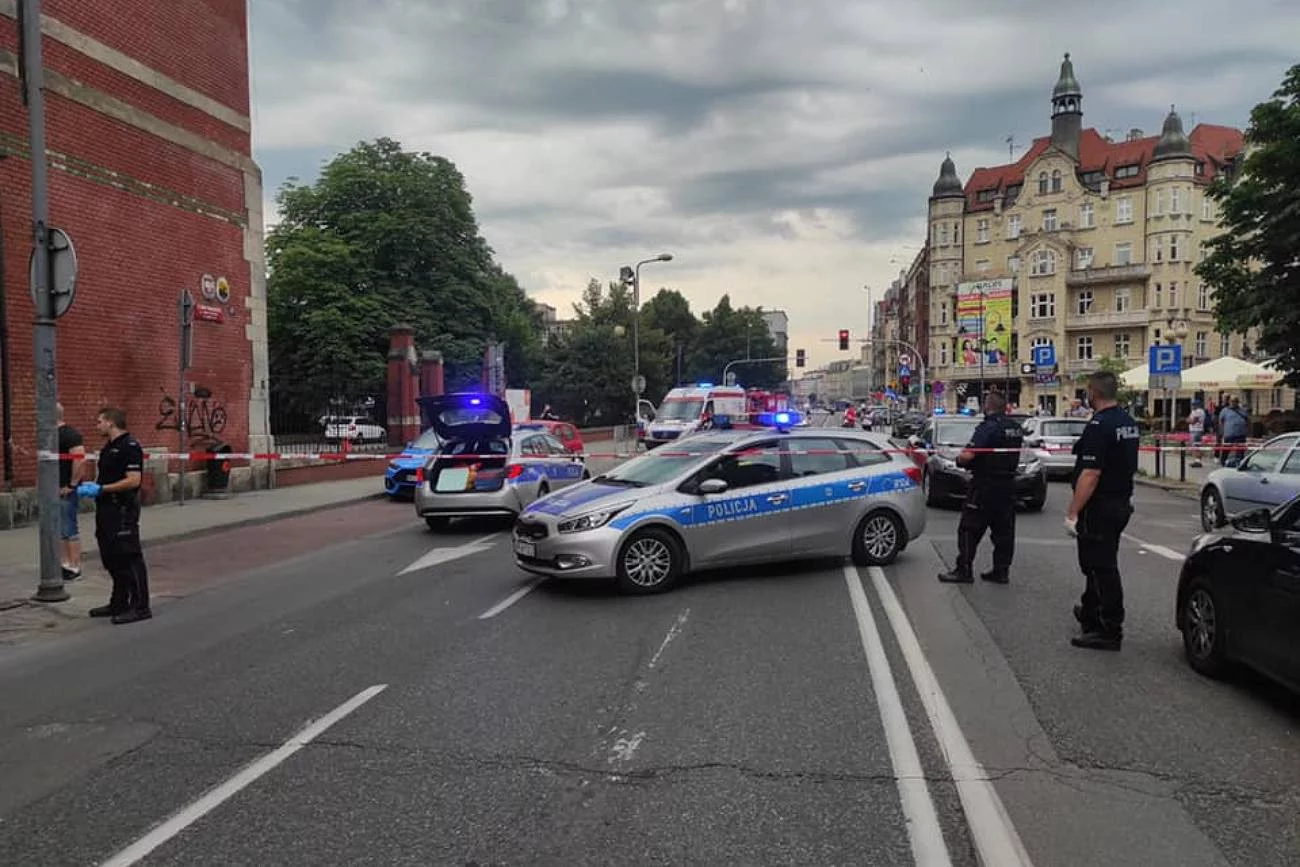 Prokuratura postawiła zarzuty zabójstwa oraz usiłowania zabójstwa dwóch osób kierowcy ZTM Katowice, który jest sprawcą bulwersujących wydarzeń z 31-lipca 2021 roku. Policja na miejscu zbrodni, gdzie kierowca ZTM Katowice zabił autobusem linii 910 19-letnią kobietę
