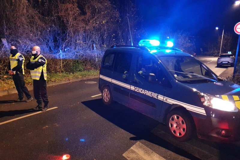 Mężczyzna przetrzymywał zakładników niedaleko Paryża.