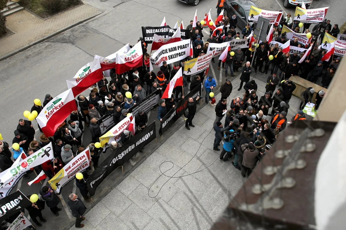 Protest i późniejsze konsultacje zgromadziły około 100 kupców.