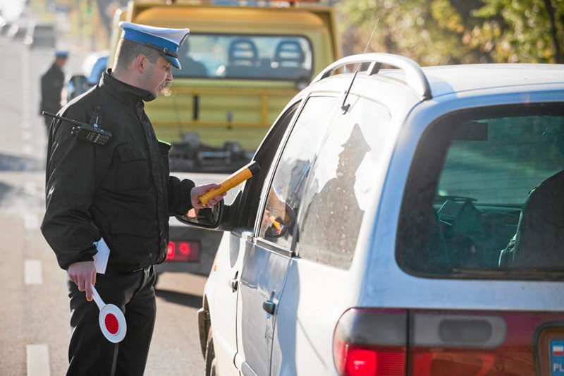 Dla niektórych spełnienie polecenia "Prawo jazdy i dowód rejestracyjny, proszę" to problem. Ogromna liczba więcej kierowców jeździ bez uprawnień.