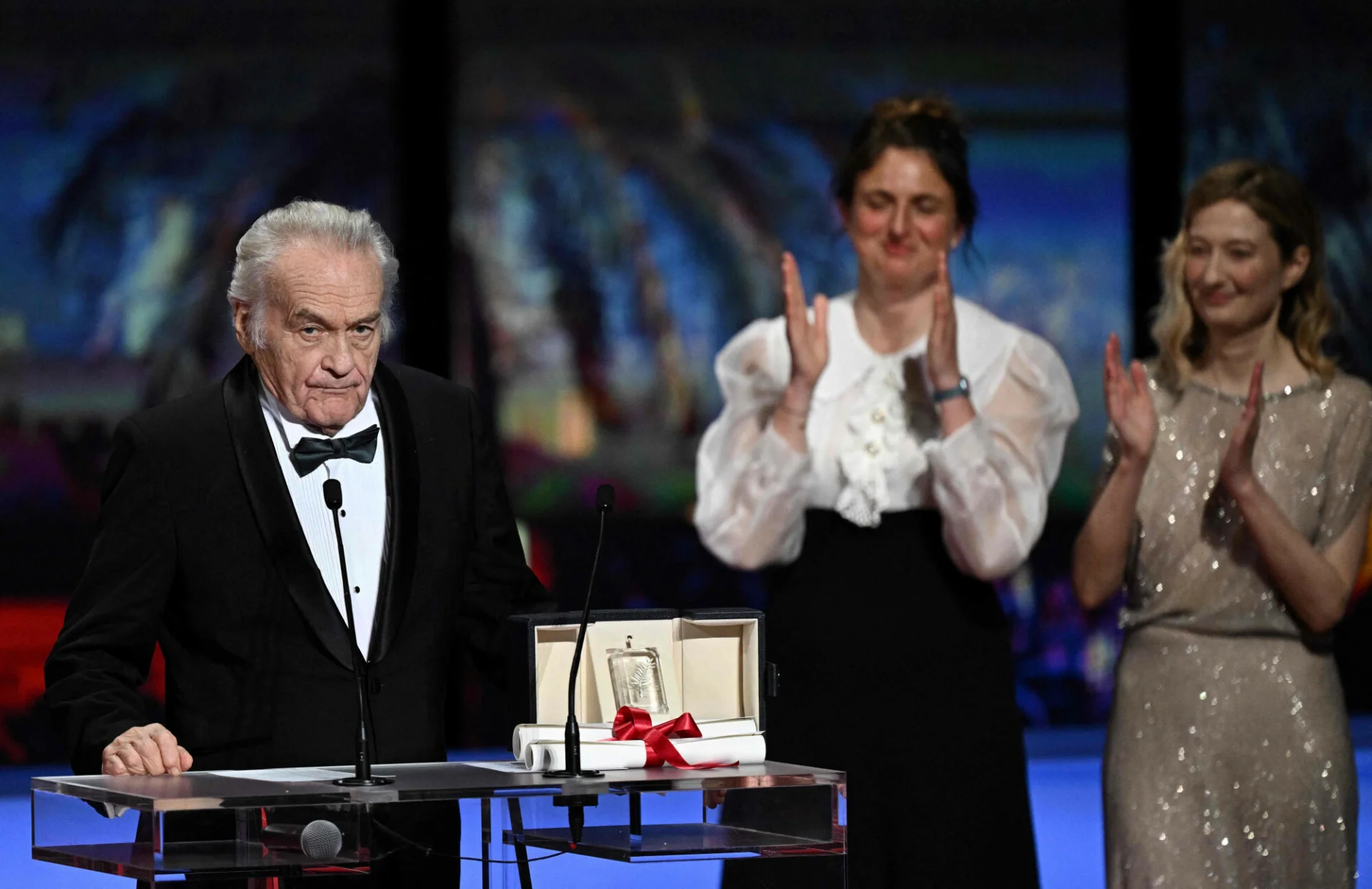 Jerzy Skolimowski na Cannes 2022 Jerzy Skolimowski odbierający nagrodę na Festiwalu Filmowy w Cannes 2022