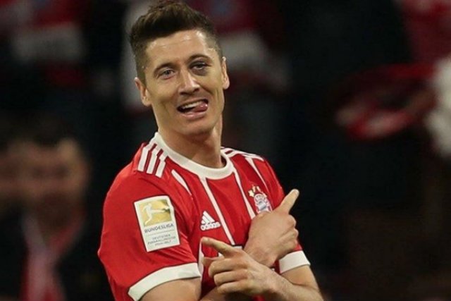 Robert Lewandowski nie podał ręki Juppowi Henyckesowi po tym, jak ten zmienił go w meczu z FC Koeln.