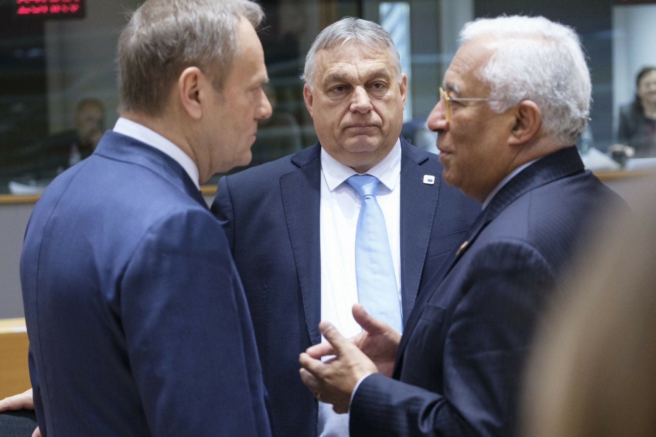 Donald Tusk chce zakończyć spór o praworządność z Brukselą, zanim stery w UE przejmą Węgry Viktora Orbana