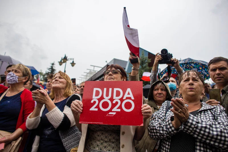 Tabliczka wójt Istebnej na wiecu Dudy w Skoczowie wywołała spore zamieszanie.