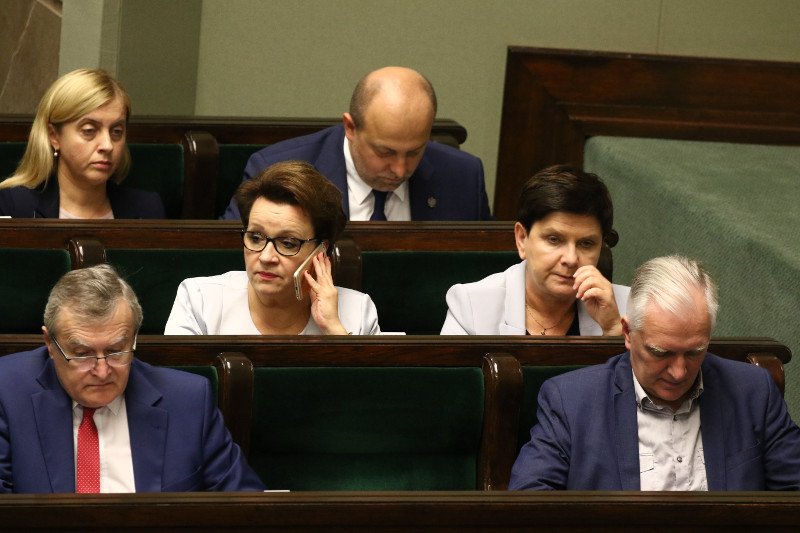 Minister Anna Zalewska na razie nie musi się martwić o swoją posadę.
