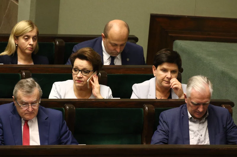 Minister Anna Zalewska na razie nie musi się martwić o swoją posadę.