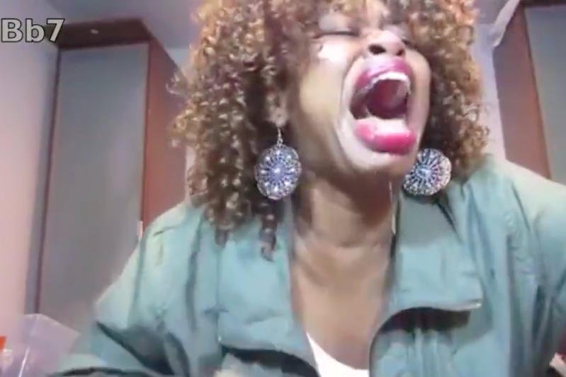 Ta pani zjadła przed chwilą ostrą papryczkę.