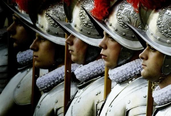 Gwardia Szwajcarska stoi na straży głowy Kościoła już od 1506 roku.