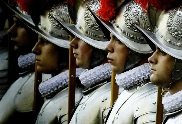 Gwardia Szwajcarska stoi na straży głowy Kościoła już od 1506 roku.