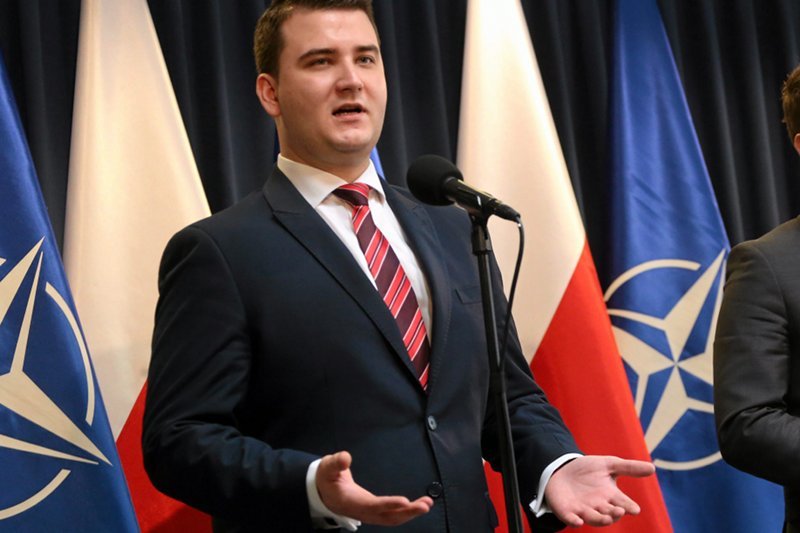 7 tys. złotych nagrody do Bartłomieja Misiewicza. Czy Antoni Macierewicz zakpił sobie z Beaty Szydło?