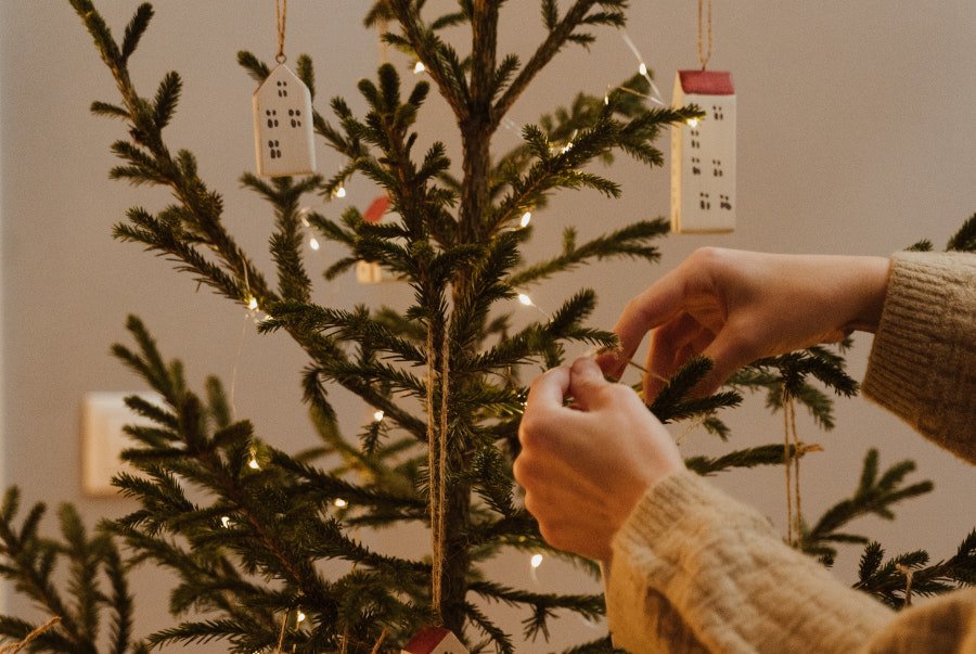 Jak udekorować dom na święta? W tym roku warto zmienić repertuar świątecznych dekoracji