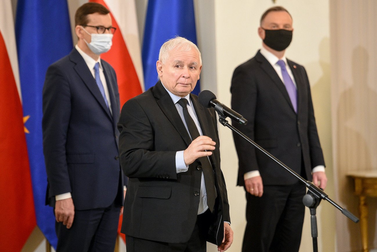 Jarosław Kaczyński, prezes PiS i do dziś wicepremier ds. bezpieczeństwa. Faktyczny władca Polski. W tle (od lewej) Mateusz Morawiecki i Andrzej Duda, politycy pełniący funkcję premiera i prezydenta.