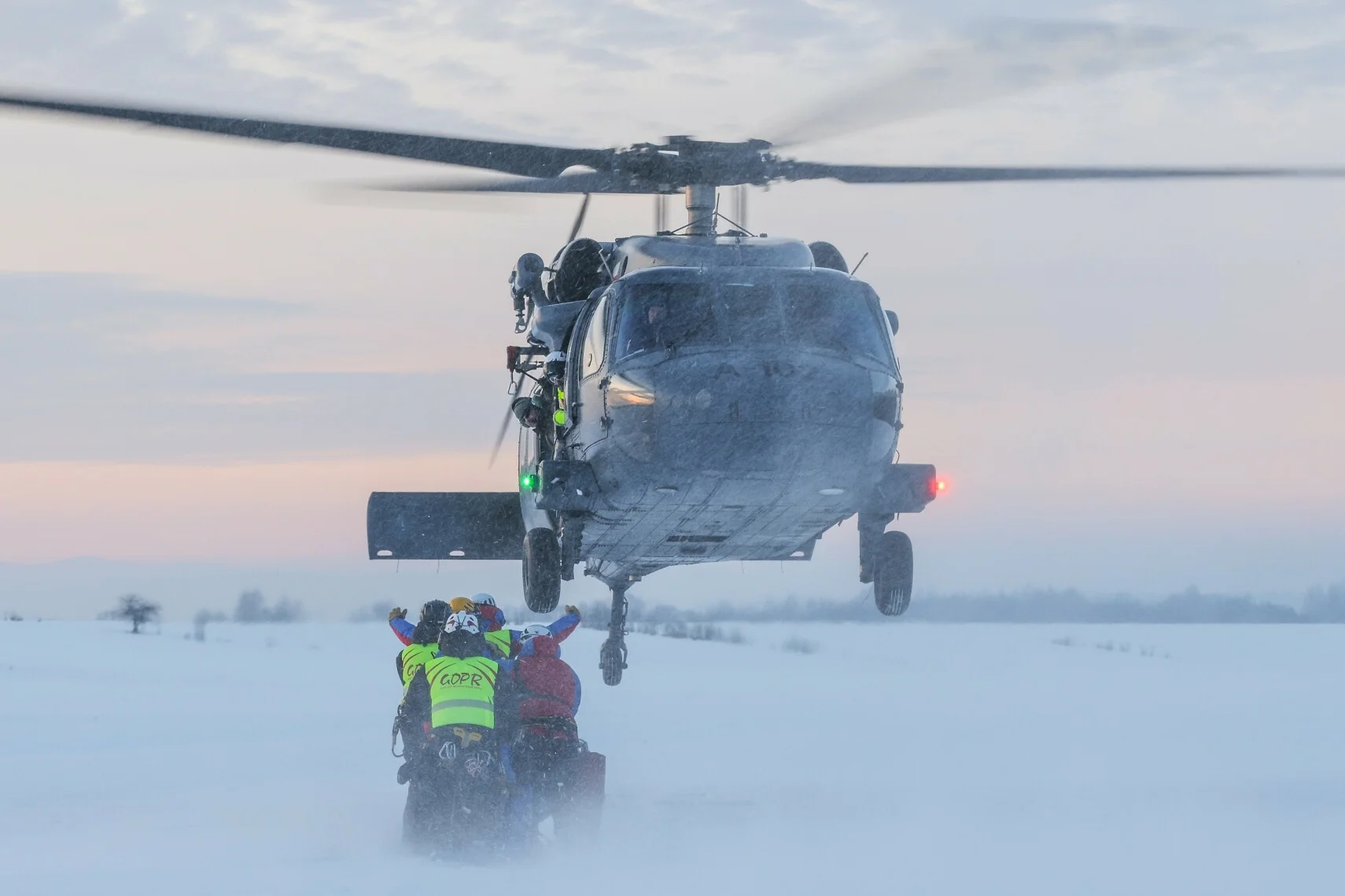 Black Hawk zabrał amerykańską żołnierkę do szpitala.