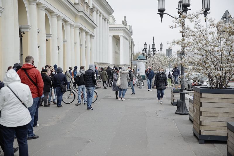 Warszawa. Kolejka do szczepienia przeciw COVID-19 bez zapisów w Mobilnym Punkcie Szczepień na pl. Bankowym.