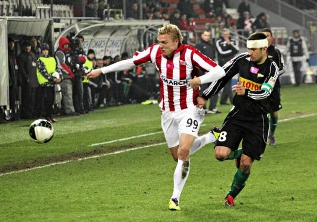 Deividas Matulevicius w walce o piłkę z Łukaszem Surmą