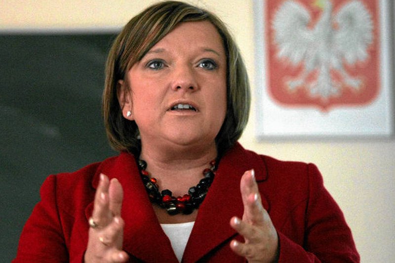 Znów ktoś musi świecić oczami za Beatę Kempę. Nie zna się na wojskowości, na prawie. Jest coś, na czym się zna?