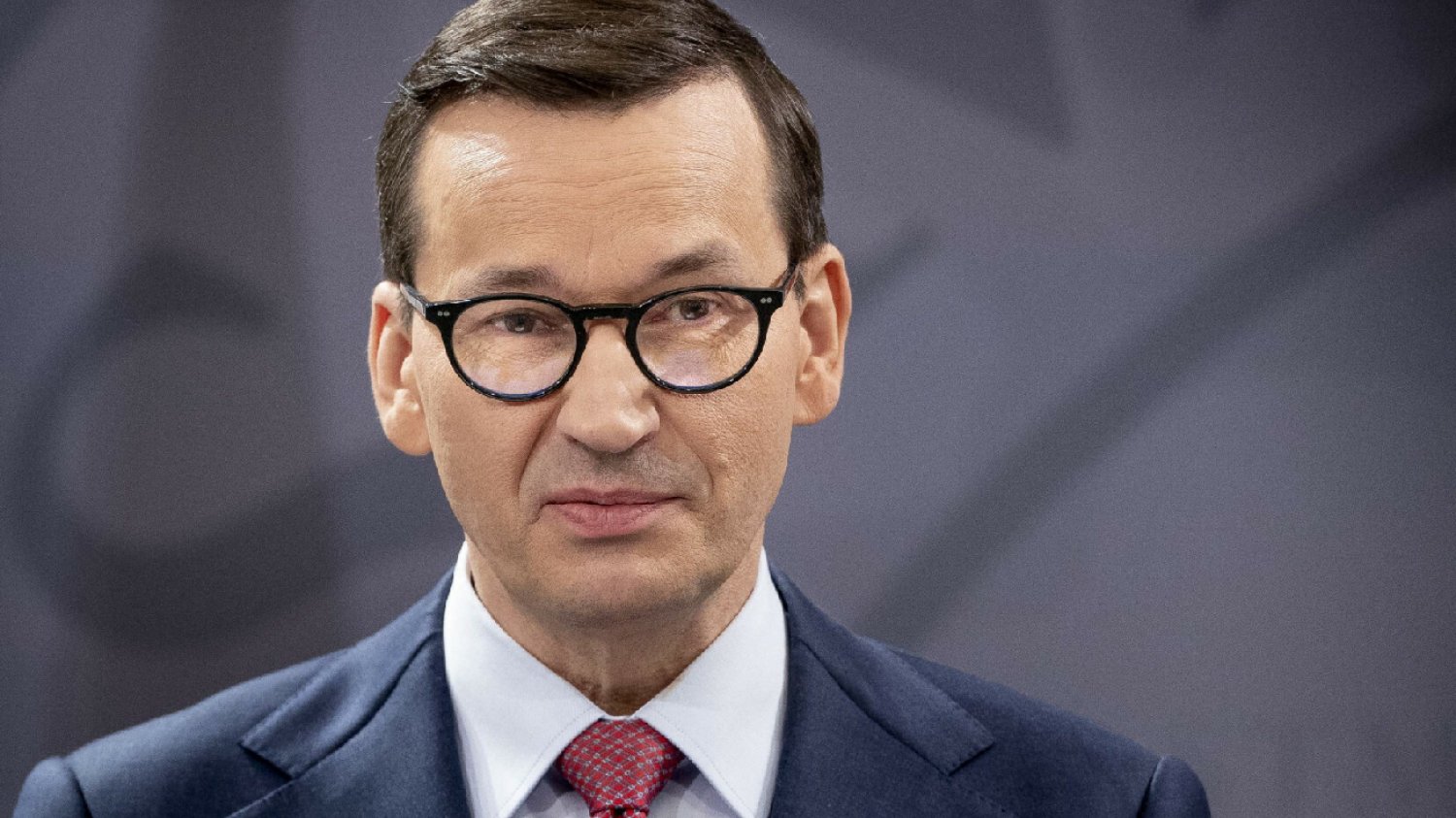 Dla urzędnika 1,61 zł, dla "góry" tysiące. Tak Morawiecki rozdaje nagrody.