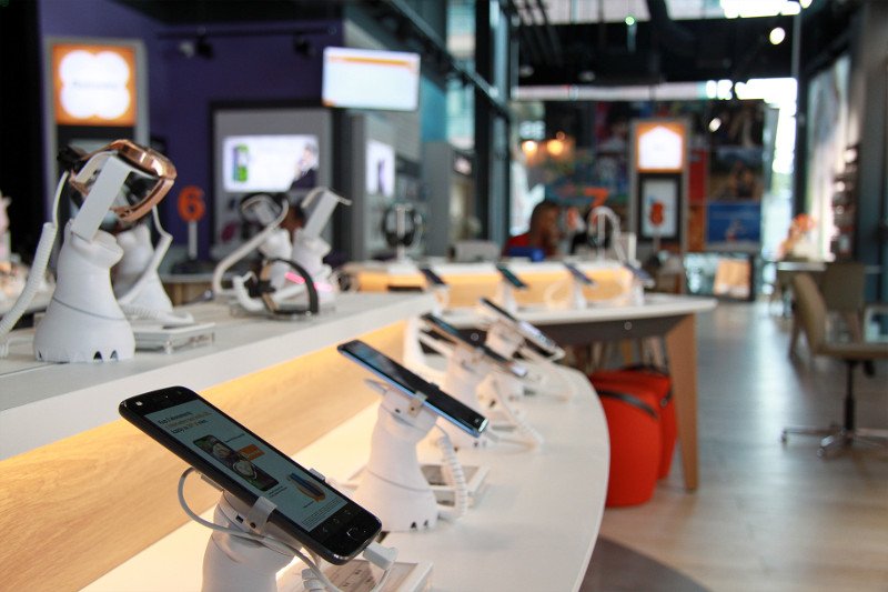 Smart store'y to interaktywne salony sprzedaży, gdzie klienci operatorów telekomunikacyjnych mogą załatwić wiele spraw z pomocą lub bez konsultanta