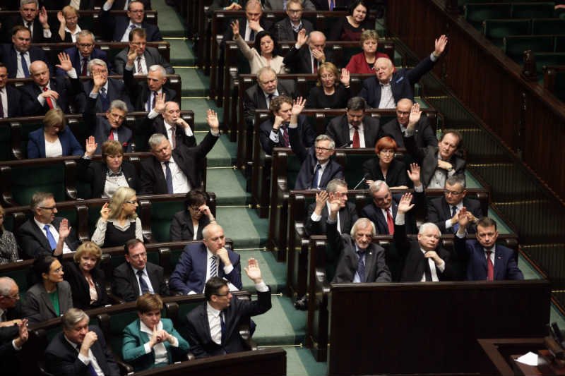 Czy ktoś panuje nad tym, co dzieje się w PiS? Wycofano drugi już projekt ustawy ws. podwyżek dla urzędników. Na zdjęciu głosowanie z grudnia 2015 roku.