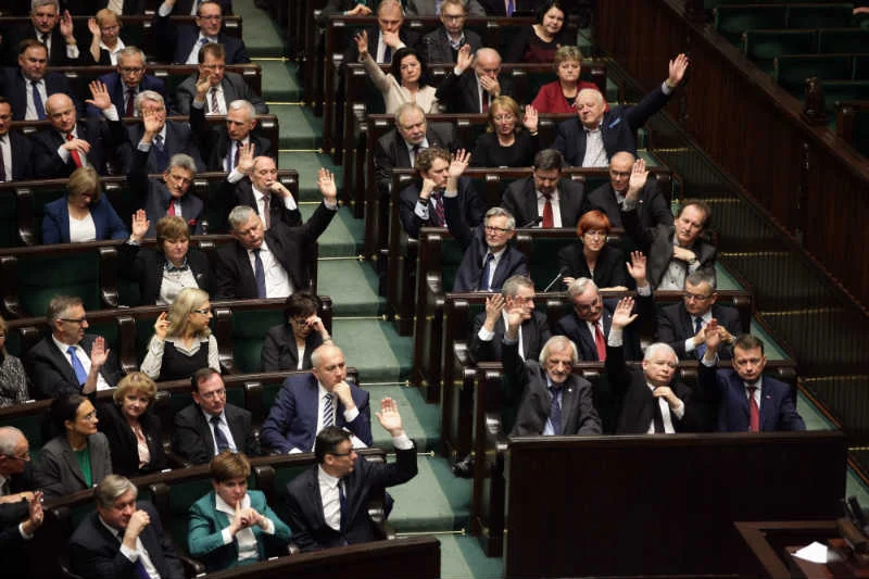 Czy ktoś panuje nad tym, co dzieje się w PiS? Wycofano drugi już projekt ustawy ws. podwyżek dla urzędników. Na zdjęciu głosowanie z grudnia 2015 roku.