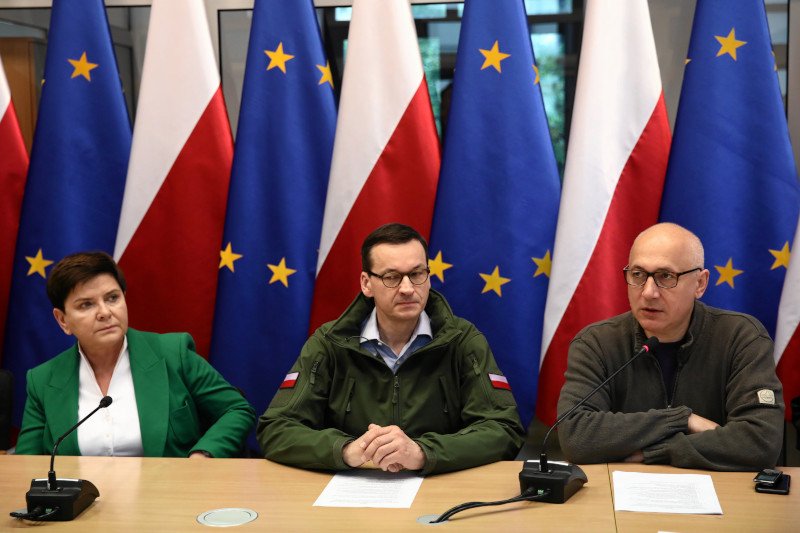 Centrum Zarządzania Kryzysowego, 24 maja: Beata Szydło, Mateusz Morawiecki, Joachim Brudziński.