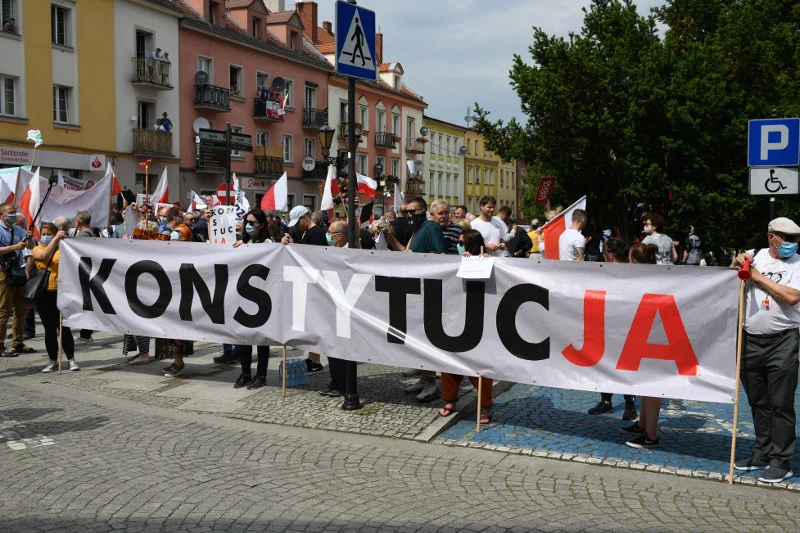 Od 16:00 do 19:00 potrwa sobotnia manifestacja pod hasłem  "WyPAD. Rząd na bruk". Zdjęcie poglądowe.