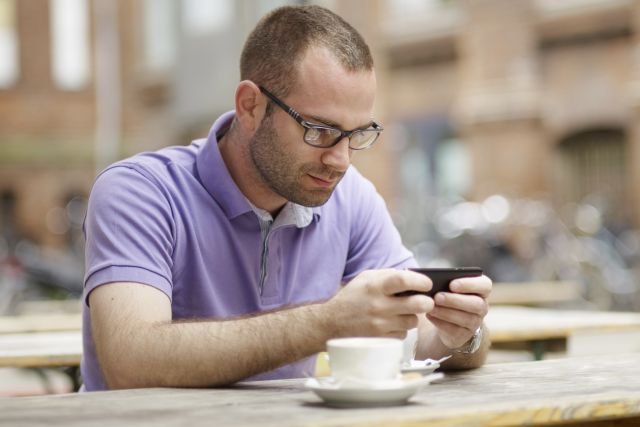 Tylko Ty i Twój smartfon - warszawska kawiarnia otwiera się na miłośników nowych technologii.