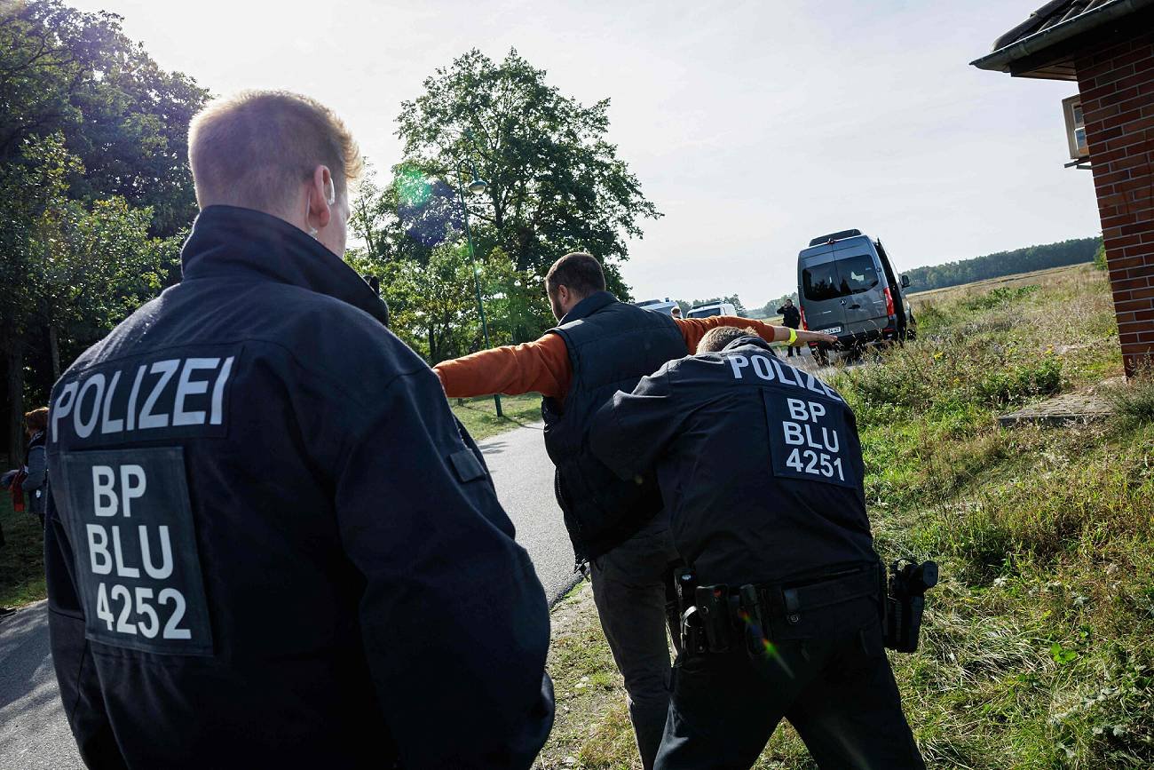 Poparcie dla zmian w polityce azylowej w Niemczech ma być szersze, niż się spodziewano. Na zdjęciu niemieccy policjanci zatrzymujący i przeszukujący nielegalnego imigranta, który do Niemiec dostał się z Polski.