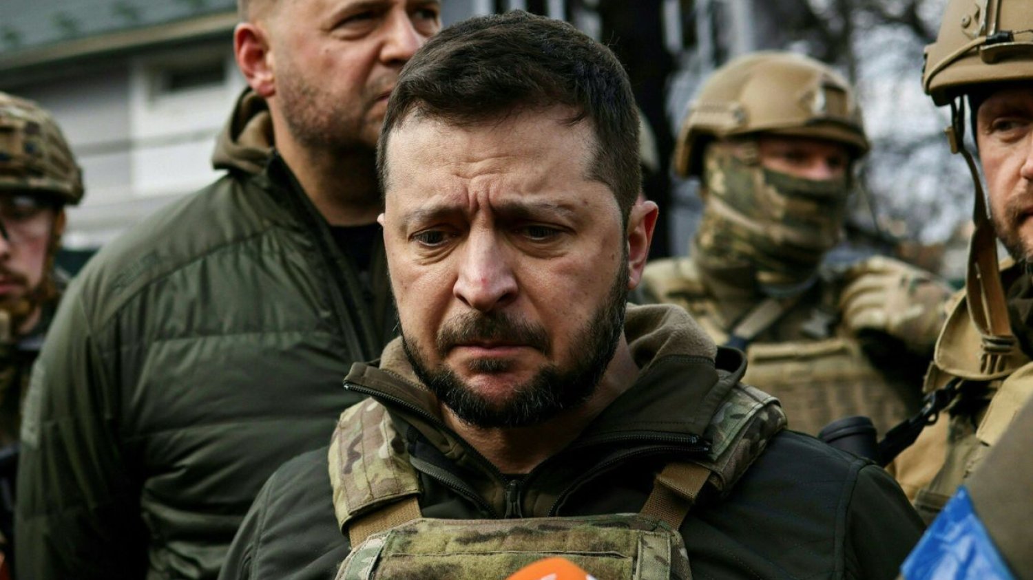 Wołodymyr Załenski podczas wizyty w Buczy.