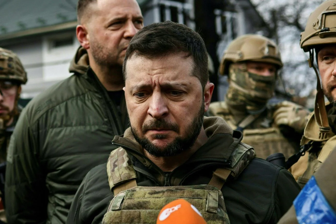 Wołodymyr Załenski podczas wizyty w Buczy.