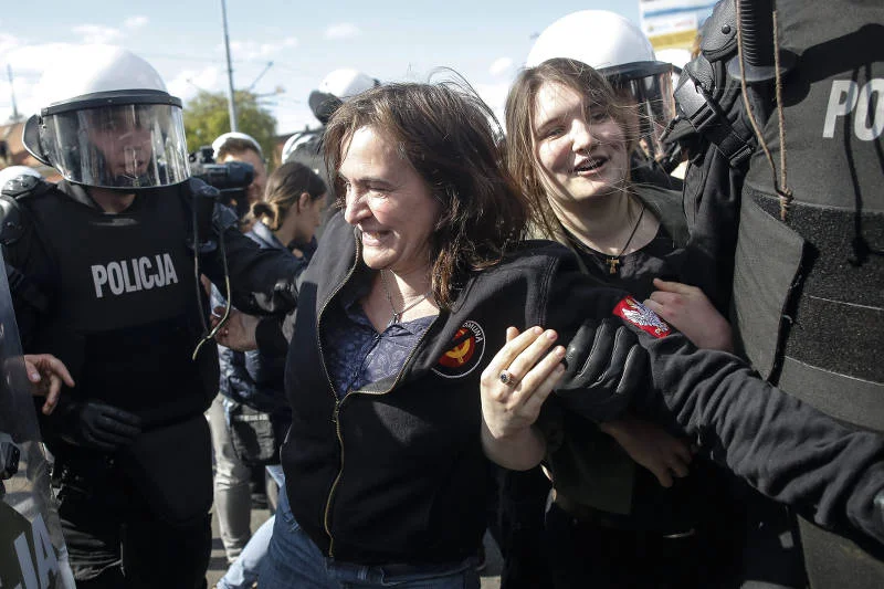 Radna PiS Anna Kołakowska usuwana z ulicy przez policję podczas gdańskiej parady równości