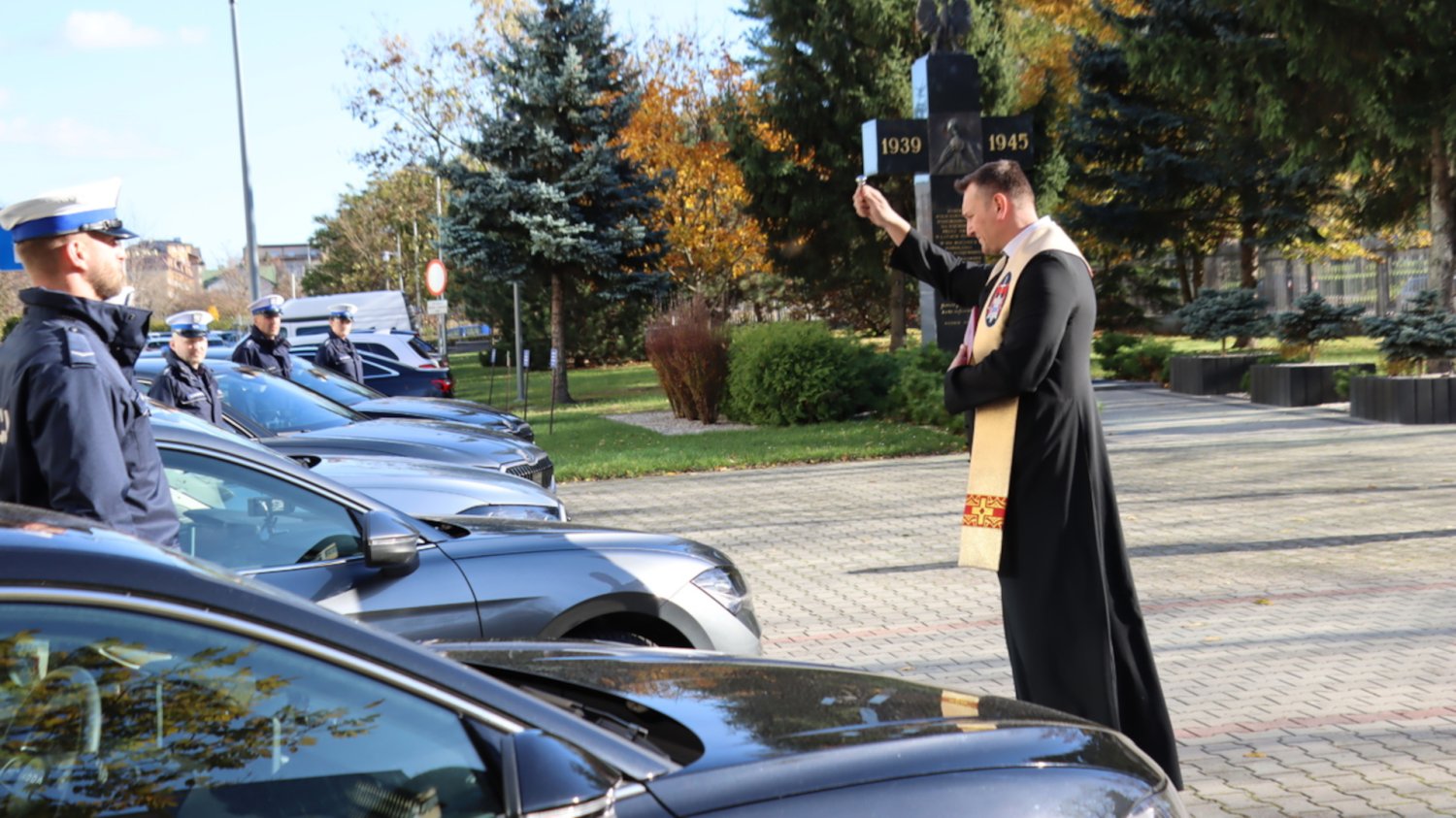 Policja ma nowe nieoznakowane radiowozy. Jak wyglądają? Jak rozpoznać nieoznakowany radiowóz? Tym jeżdżą "tajniacy"