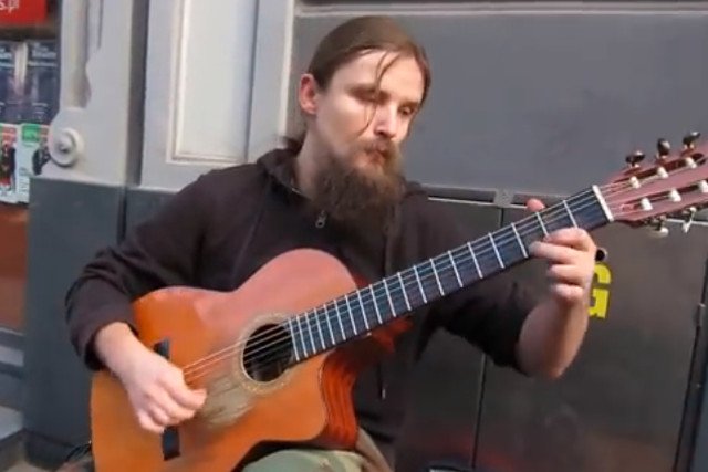 Mariusz Goli podczas występu na ul. Stawowej