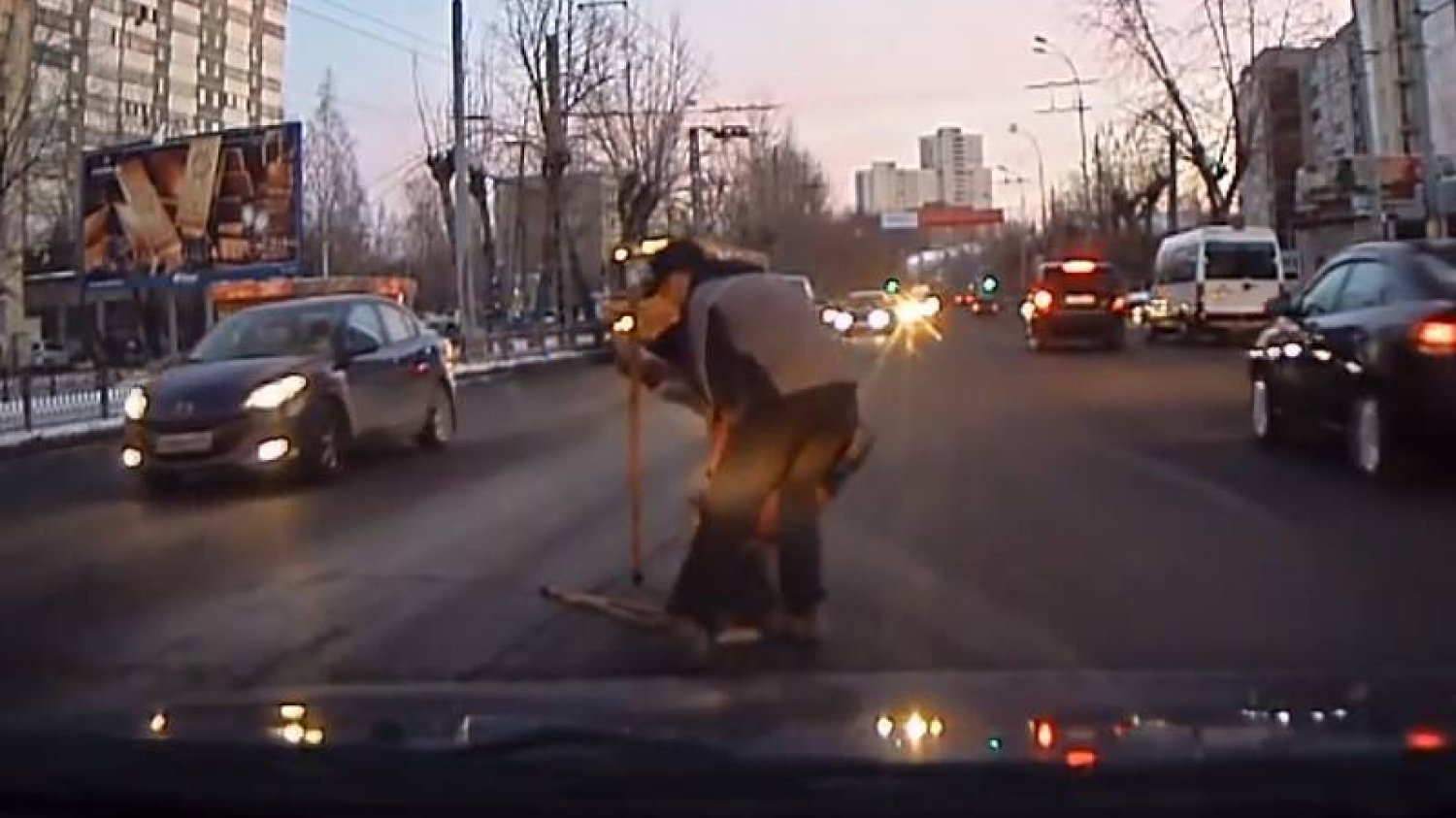 Viral z Rosji podbija serca internautów. Zobaczcie uczynnych kierowców