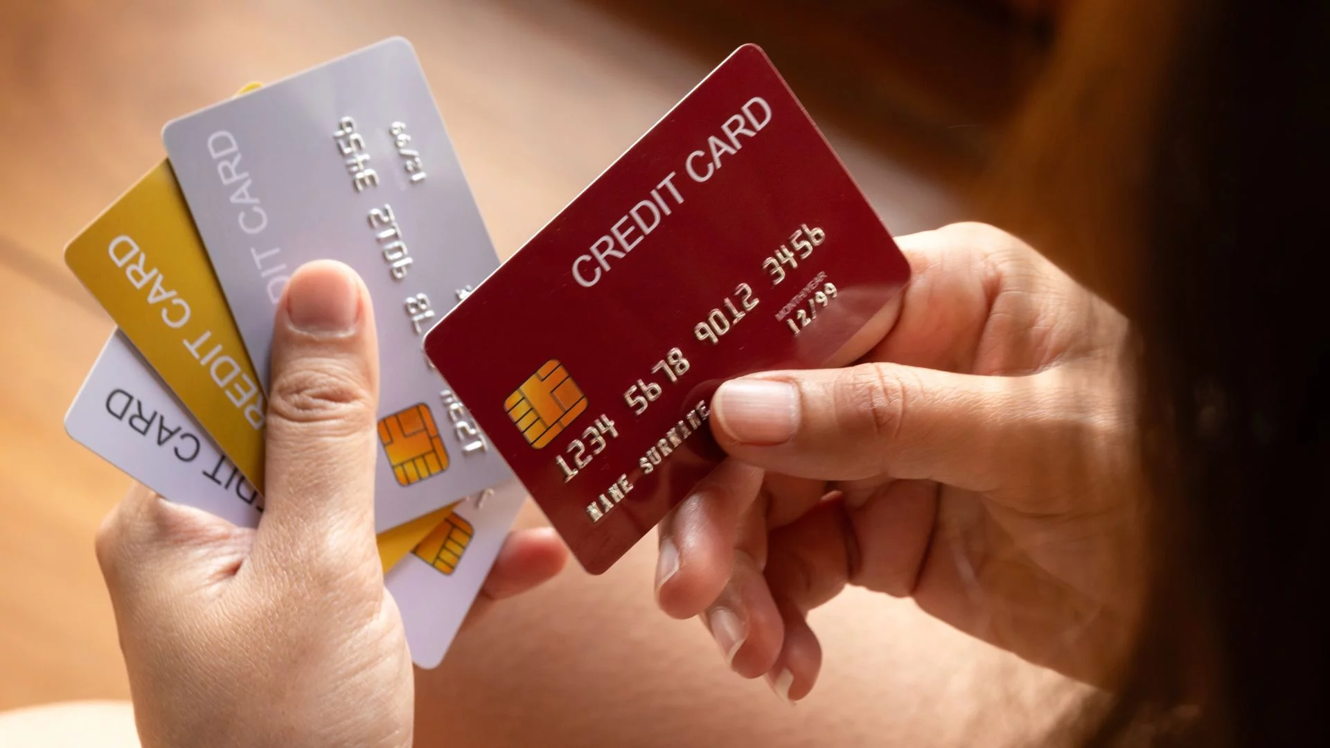 Fiskus będzie kontrolował karty płatnicze Polaków? Prawica straszy, rząd uspokaja