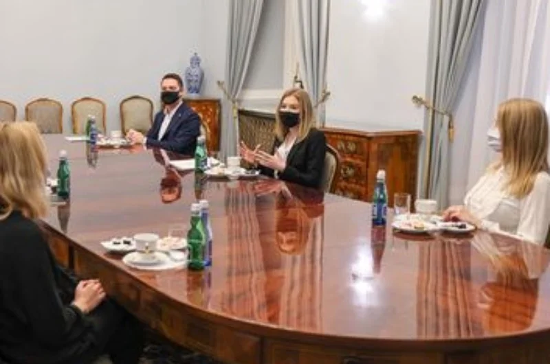Kinga Duda w trakcie pracy w kancelarii prezydenckiej. Instagram: Kinga Duda w pracy.