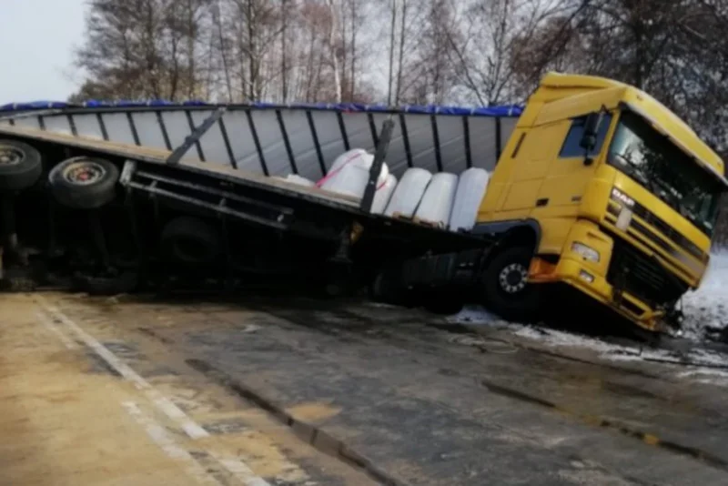 Tragiczny wypadek na Podkarpaciu. Kierowca i jego żona zginęli, a dzieci trafiły do szpitala.