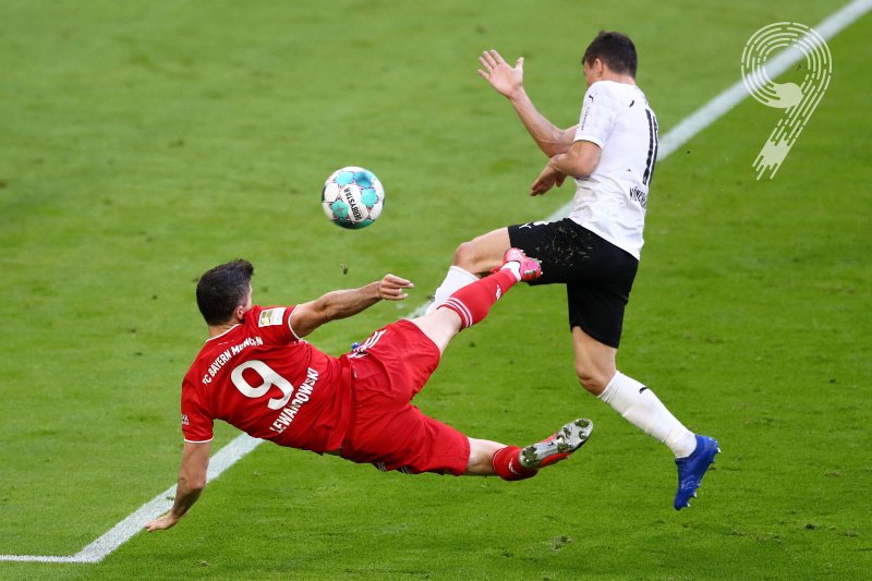 Robert Lewandowski właśnie strzela gola i frunie po rekord Gerda Muellera