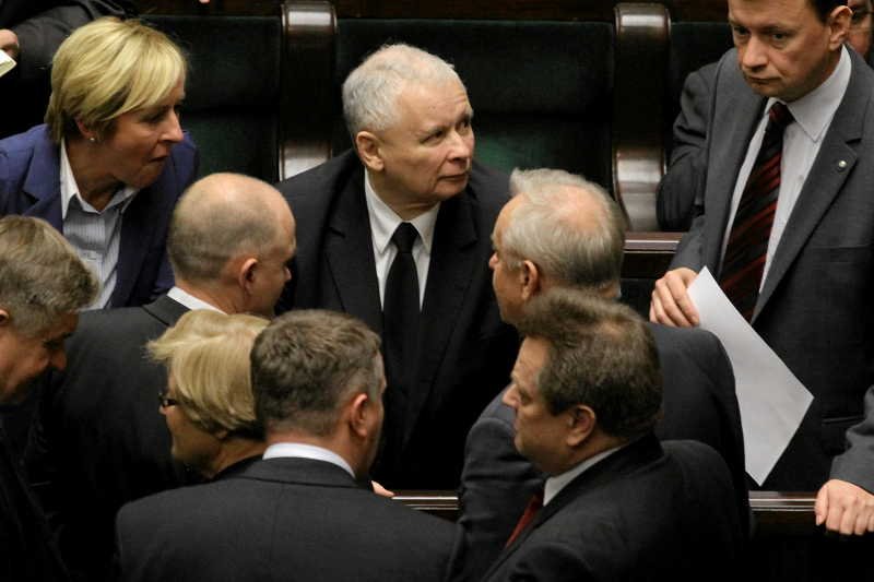 Prezes Jarosław Kaczyński w otoczeniu posłów PiS.