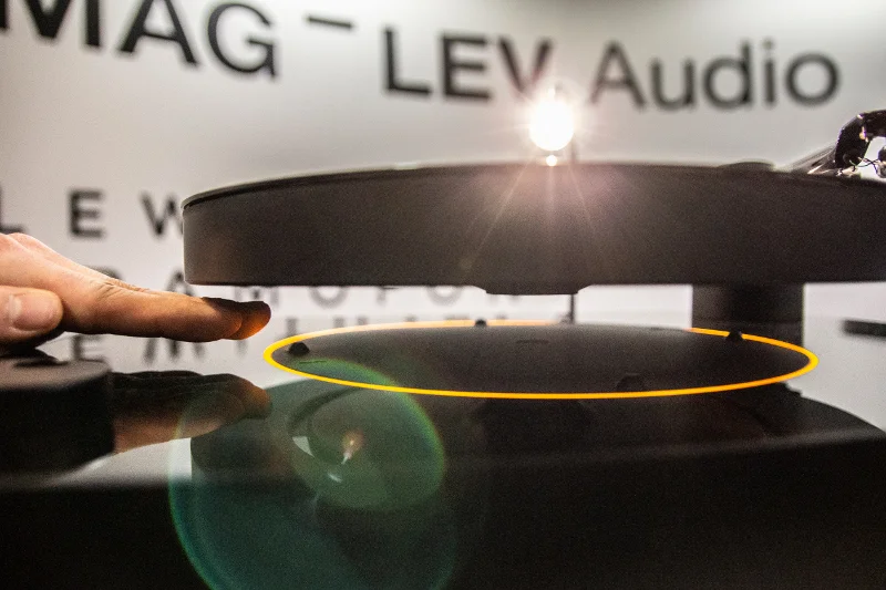 Lewitujący gramofon to jeden z najbardziej bajeranckich gadżetów targów Audio Video Show.