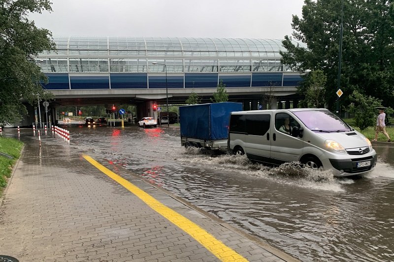 Za paraliż części Warszawy w czasie ulewy może odpowiadać MON.