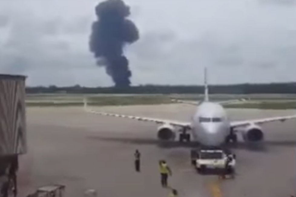 Samolot Boeing 737 rozbił się tuż po starcie na lotnisku w Hawanie, na pokładzie były 104 osoby.