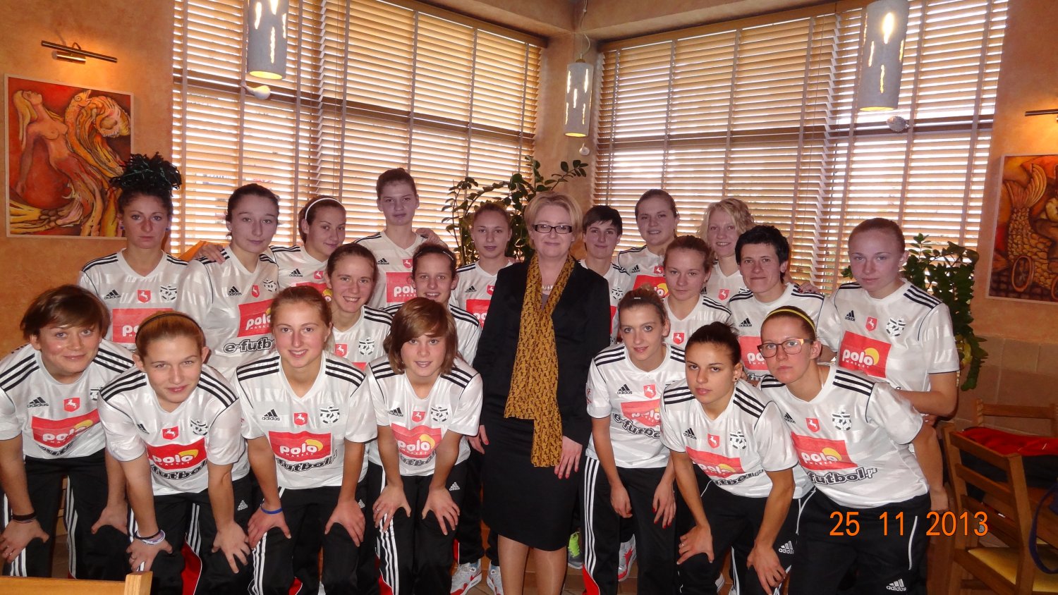 Agnieszka Kozłowska - Rajewicz i piłkarki Medyka Konin , pierwa po prawej stronie, to Ewa Pajor, otrzymała nagrodę UEFA Under-17 Golden Player dla najlepszej piłkarki w Europie do lat 17.