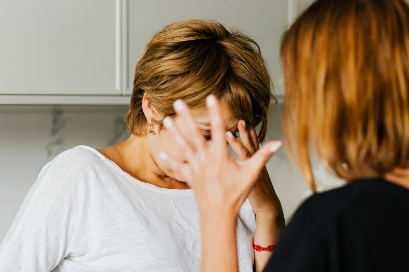 Niektóre kobiety uważają, że siostry ich partnerów są zbyt zaangażowane w życie brata.